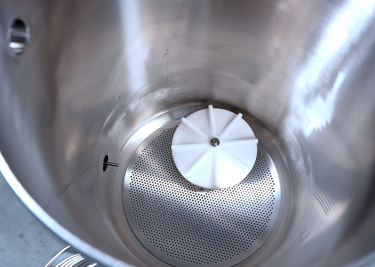 inside the MM20 wash vessel. Stainless steel with no-shear impellar