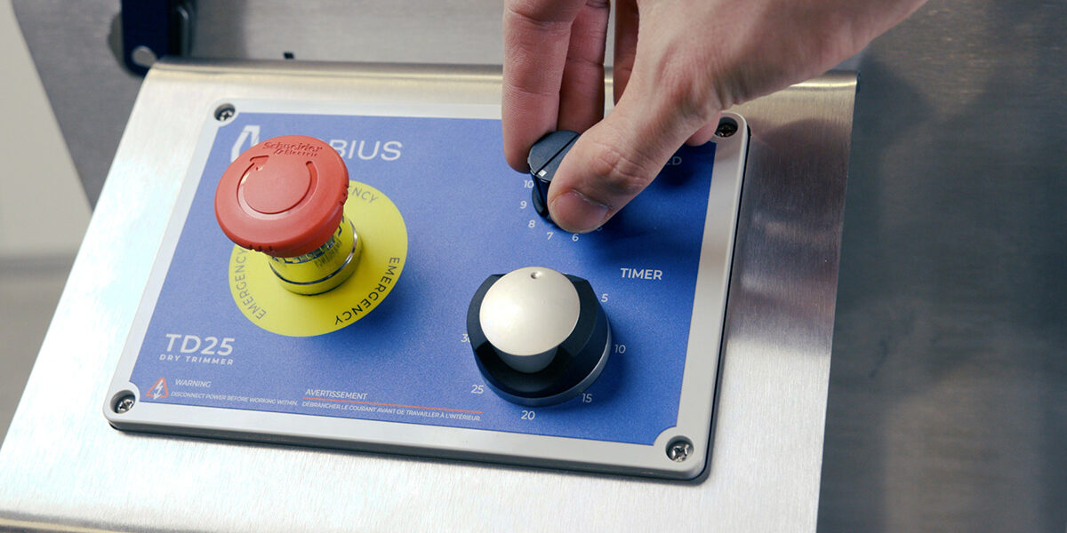 TD25-QS_04-timer Operator setting the timer on the Mobius TD25 Dry Trimmer